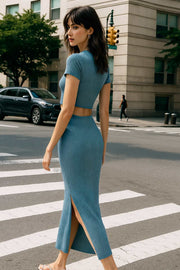 Falda midi de fit ajustado, cintura media elástica, abertura lateral en bajo y detalle de textura en tejido.