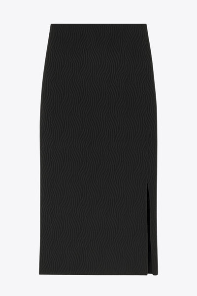 Falda midi de fit ajustado, cintura media elástica, abertura lateral en bajo y detalle de textura en tejido.