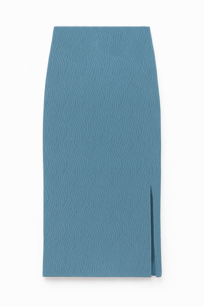 Falda midi de fit ajustado, cintura media elástica, abertura lateral en bajo y detalle de textura en tejido.