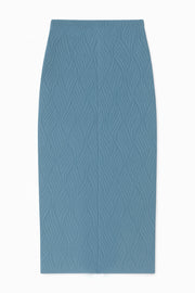 Falda midi de fit ajustado, cintura media elástica, abertura lateral en bajo y detalle de textura en tejido.