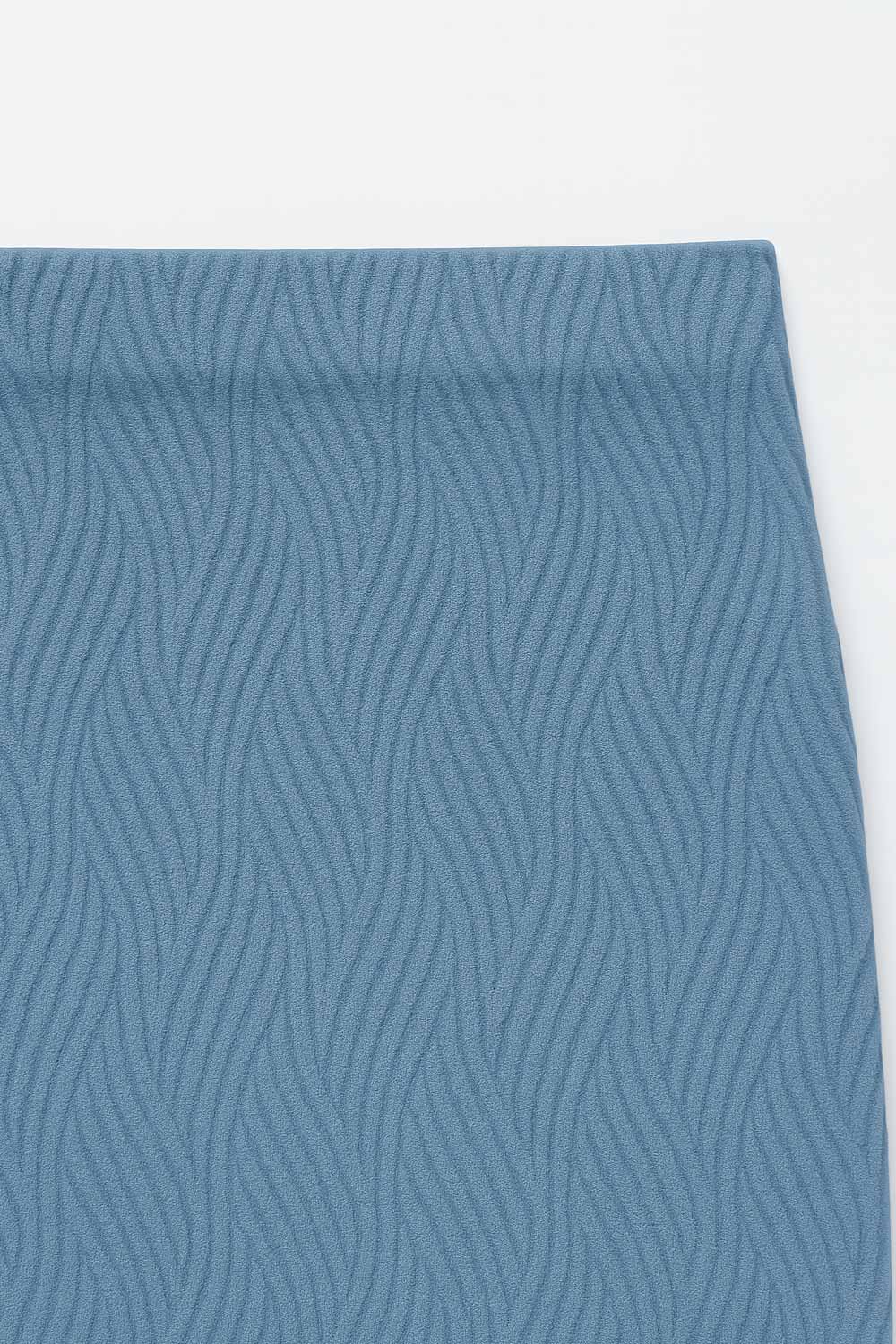 Falda midi de fit ajustado, cintura media elástica, abertura lateral en bajo y detalle de textura en tejido.