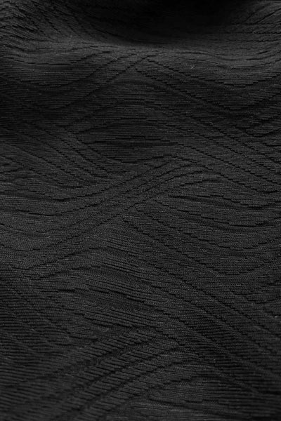 Falda midi de fit ajustado, cintura media elástica, abertura lateral en bajo y detalle de textura en tejido.