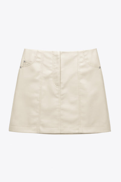 Falda corta de efecto piel, fit ajustado, cintura alta, costuras frontales decorativas, bolsillos delanteros y traseros de parche. Cierre frontal con cremallera oculta.