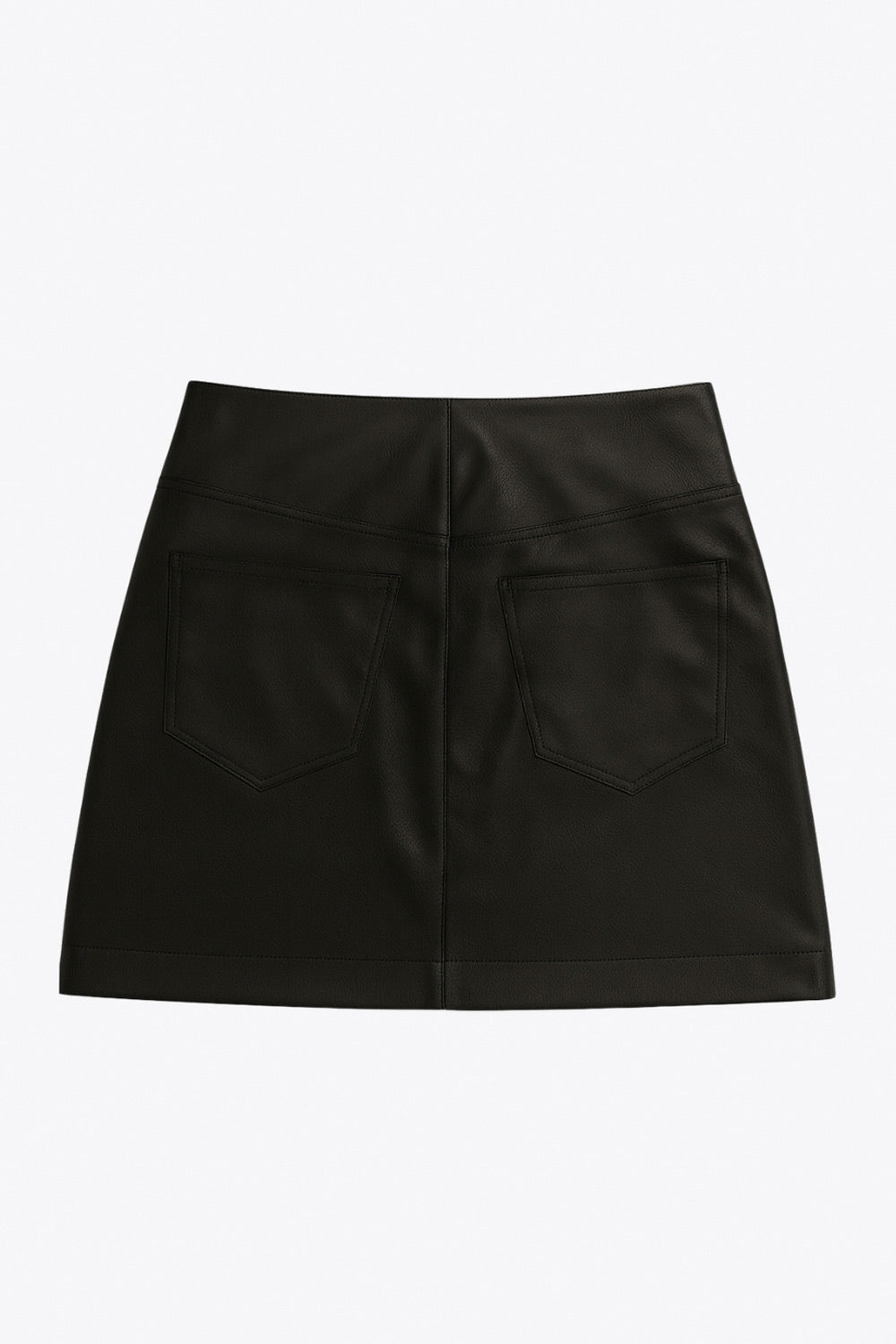 Falda corta de efecto piel, fit ajustado, cintura alta, costuras frontales decorativas, bolsillos delanteros y traseros de parche. Cierre frontal con cremallera oculta.