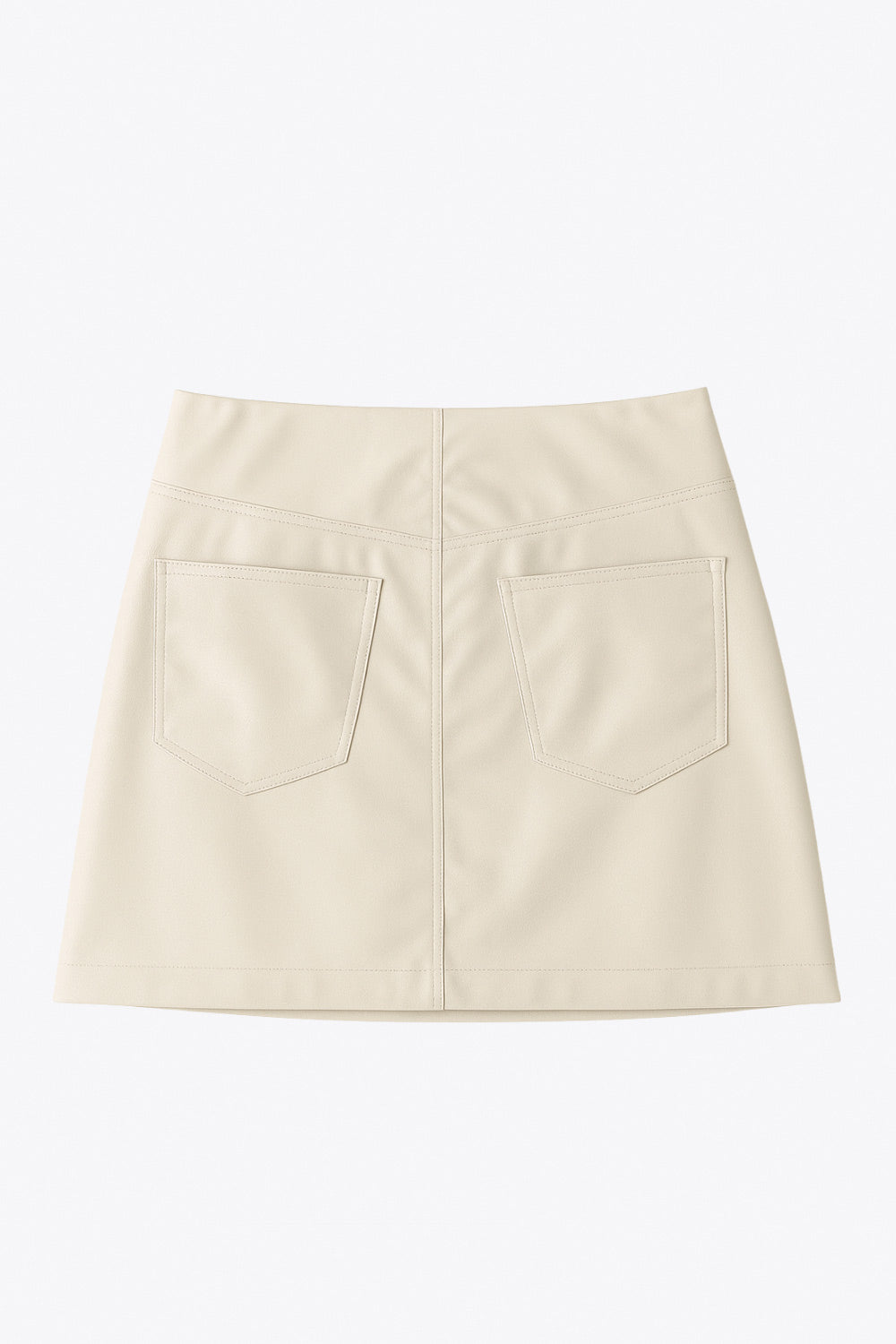 Falda corta de efecto piel, fit ajustado, cintura alta, costuras frontales decorativas, bolsillos delanteros y traseros de parche. Cierre frontal con cremallera oculta.