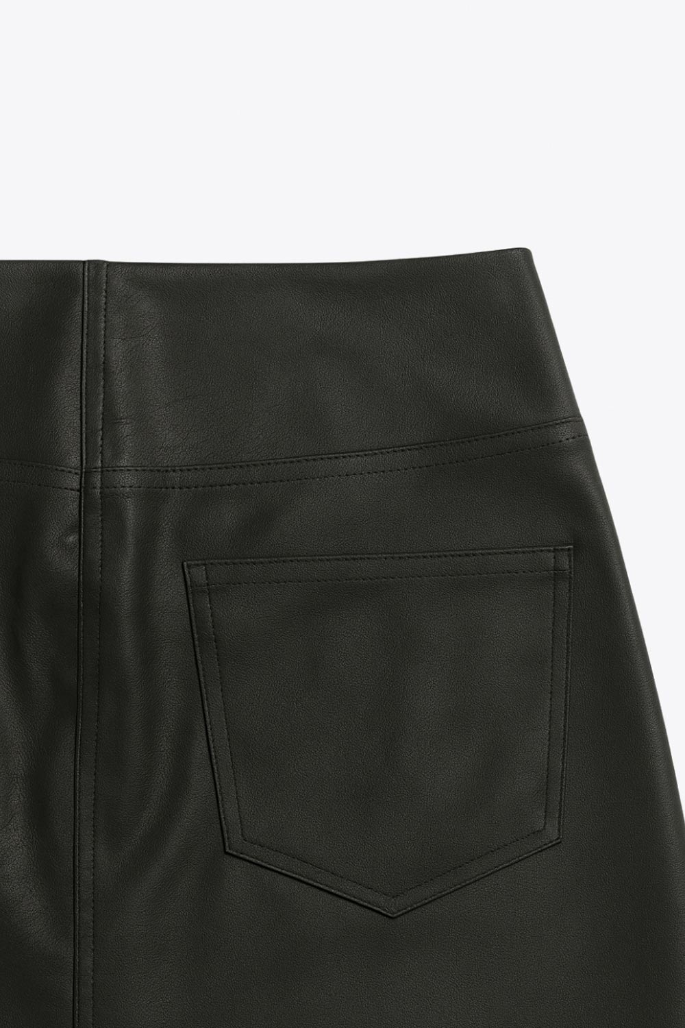 Falda corta de efecto piel, fit ajustado, cintura alta, costuras frontales decorativas, bolsillos delanteros y traseros de parche. Cierre frontal con cremallera oculta.