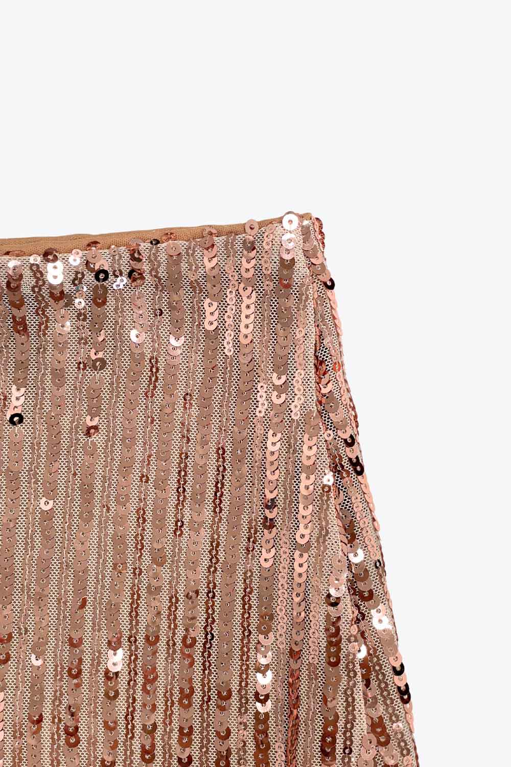 Falda corta de lentejuelas, fit ajustado y cintura alta elástica.