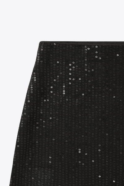 Falda corta de lentejuelas, fit ajustado y cintura alta elástica.