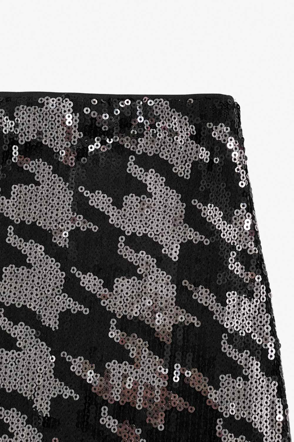 Falda corta de lentejuelas, estampado pata de gallo, fit ajustado, cintura alta y cierre lateral con cremallera oculta.