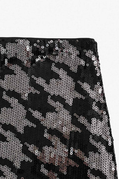 Falda corta de lentejuelas, estampado pata de gallo, fit ajustado, cintura alta y cierre lateral con cremallera oculta.