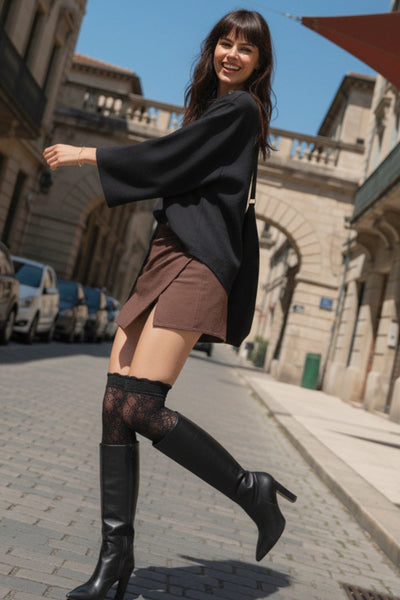 Falda short corto de cintura alta, corte en a, cruce frontal con plisados frontales y cierre lateral con cremallera oculta.