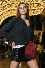 Falda short corto de lentejuelas, fit ajustado, cintura alta, cruce frontal con bajo asimétrico y plisados laterales.