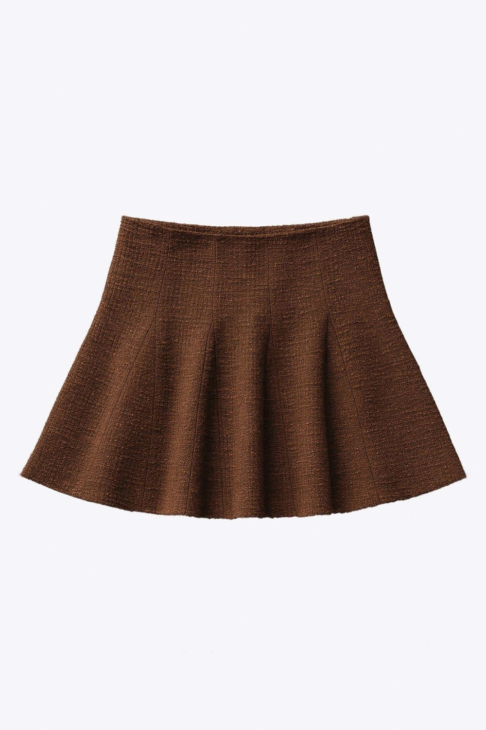 Falda short corto de bouclé, cintura alta, corte en a y olanes en bajo.