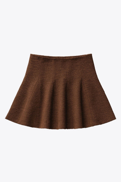 Falda short corto de bouclé, cintura alta, corte en a y olanes en bajo.
