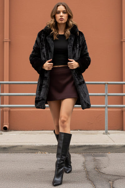 Mini short tipo falda ajustado confeccionado en tejido blanco estructurado. Con bolsillos traseros simulados.