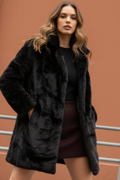 Mini short tipo falda ajustado confeccionado en tejido blanco estructurado. Con bolsillos traseros simulados.