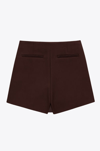 Mini short tipo falda ajustado confeccionado en tejido blanco estructurado. Con bolsillos traseros simulados.