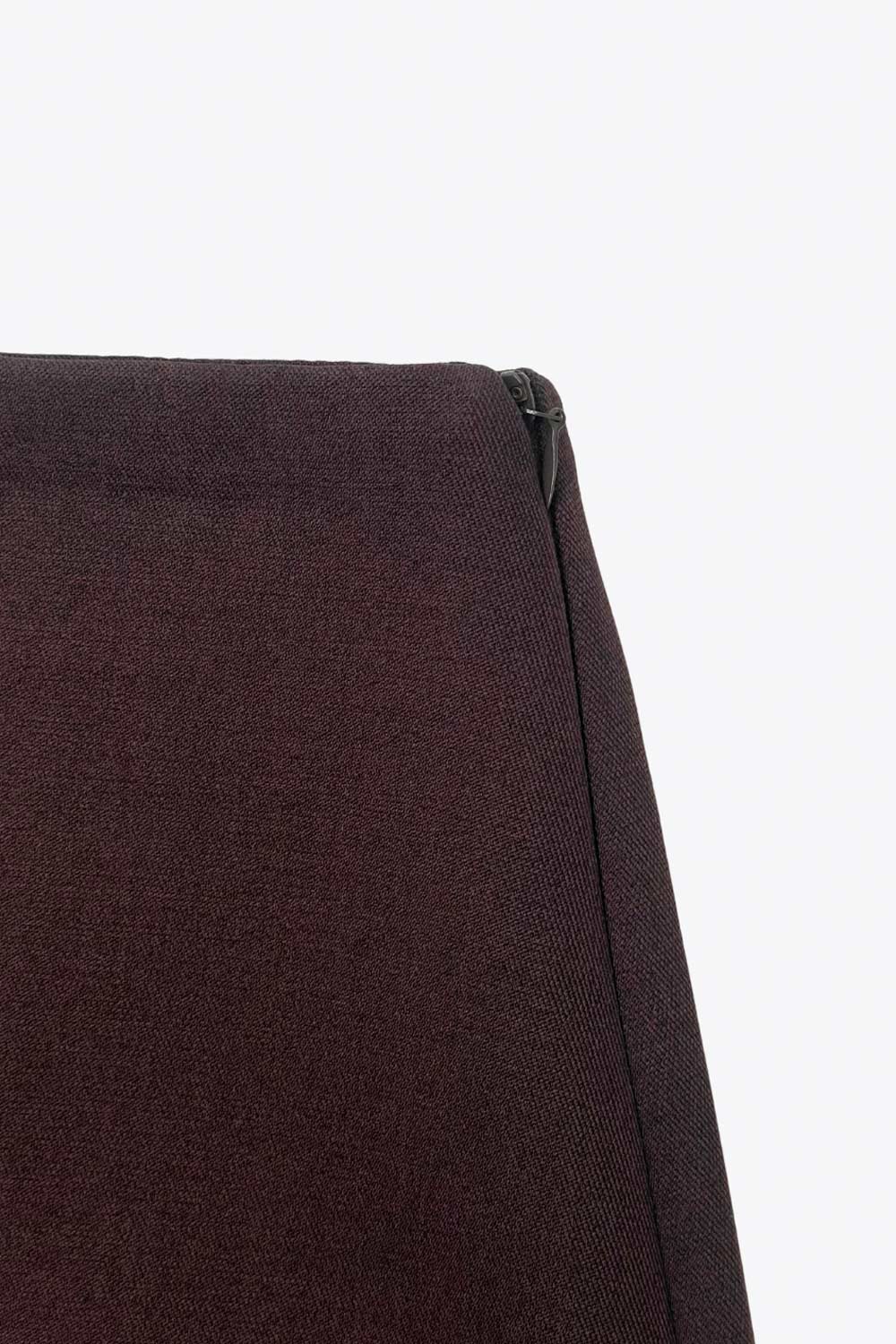 Mini short tipo falda ajustado confeccionado en tejido blanco estructurado. Con bolsillos traseros simulados.