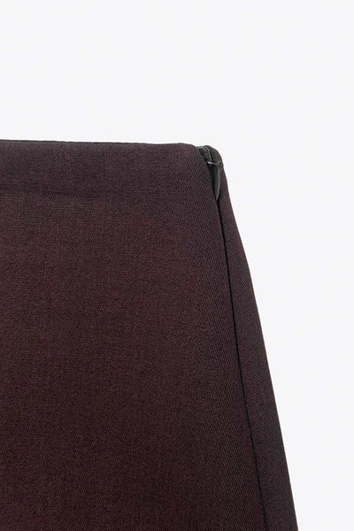 Mini short tipo falda ajustado confeccionado en tejido blanco estructurado. Con bolsillos traseros simulados.