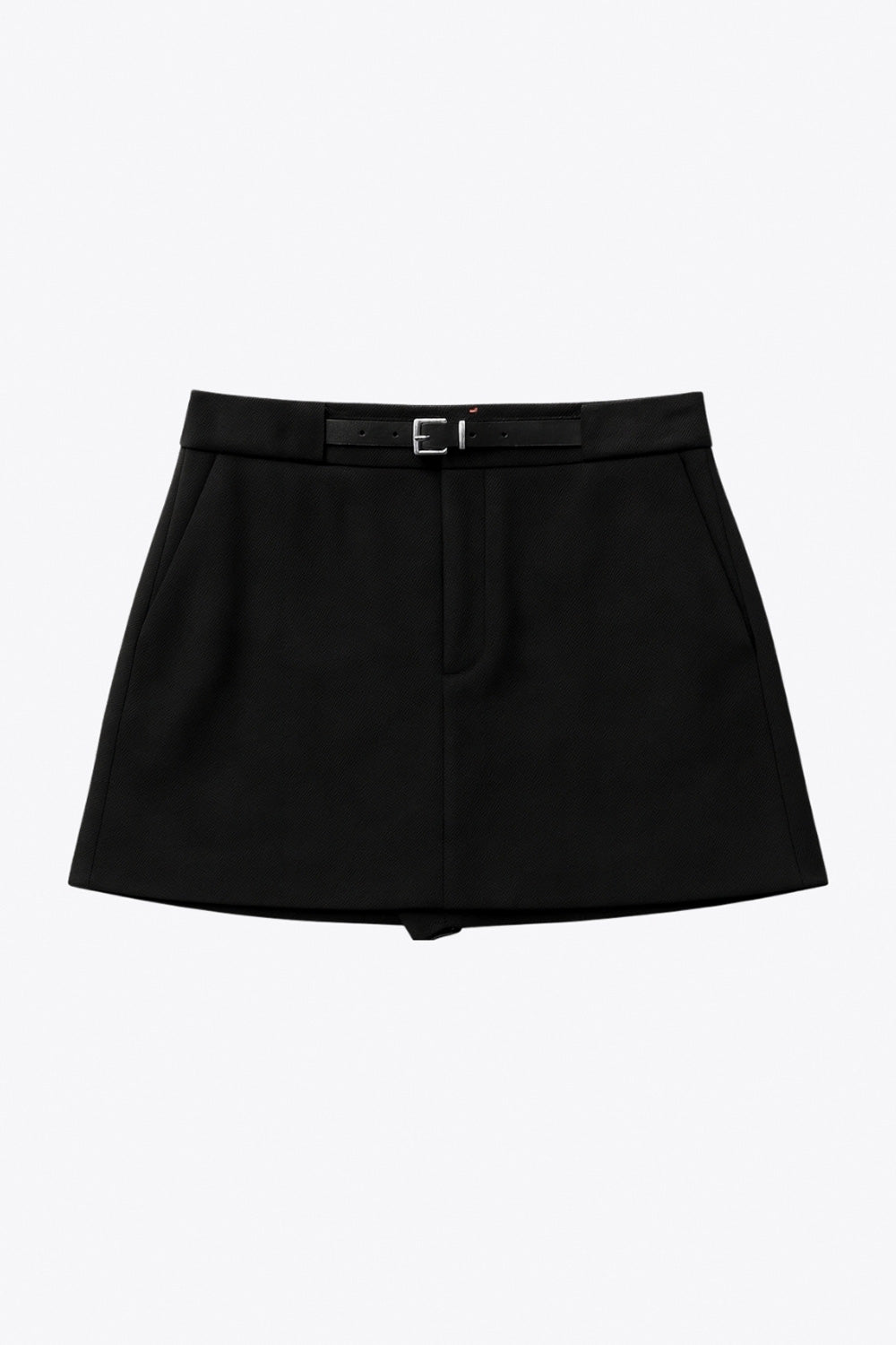 Falda short corto de fit recto, cintura alta con pretina y trabillas, vivos decorativos posteriores, cierre frontal con broche y cremallera ocultos. Detalle de cinturón en contraste con hebilla.