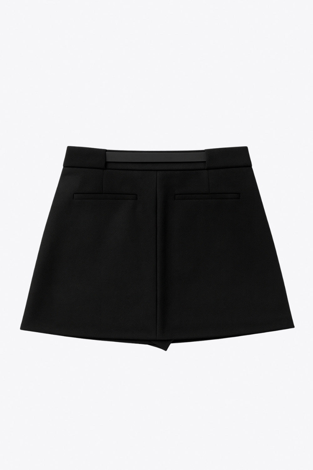 Falda short corto de fit recto, cintura alta con pretina y trabillas, vivos decorativos posteriores, cierre frontal con broche y cremallera ocultos. Detalle de cinturón en contraste con hebilla.