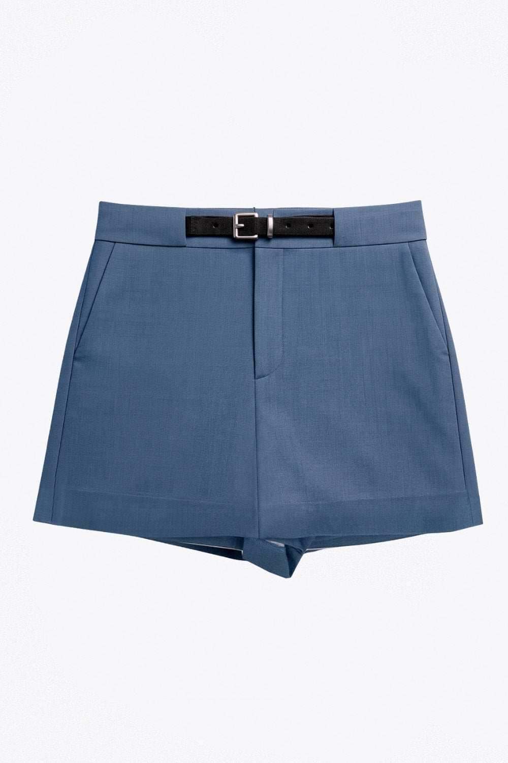 Falda short corto de fit recto, cintura alta con pretina y trabillas, vivos decorativos posteriores, cierre frontal con broche y cremallera ocultos. Detalle de cinturón en contraste con hebilla.