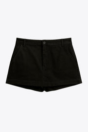Falda short corto de fit ajustado, cintura alta con pretina y trabillas, bolsillos delanteros, cierre frontal con botón y cremallera oculta.
