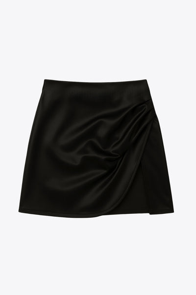Falda short corto de efecto piel, fit ajustado, cintura alta elástica, cruce frontal asimétrico y plisados decorativos laterales.
