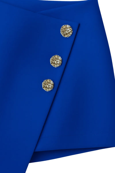 Falda short corto de fit ajustado, cintura alta, cruce frontal con nudo y plisados decorativos frontales. Cierre posterior con cremallera oculta.