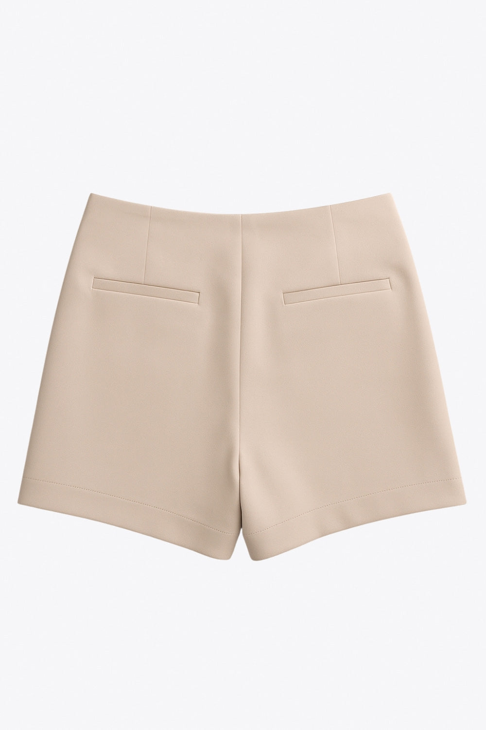 Falda short corto de fit ajustado, cintura alta, cruce frontal con nudo y plisados decorativos frontales. Cierre posterior con cremallera oculta.