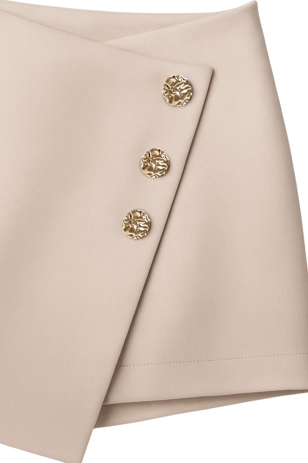 Falda short corto de fit ajustado, cintura alta, cruce frontal con nudo y plisados decorativos frontales. Cierre posterior con cremallera oculta.