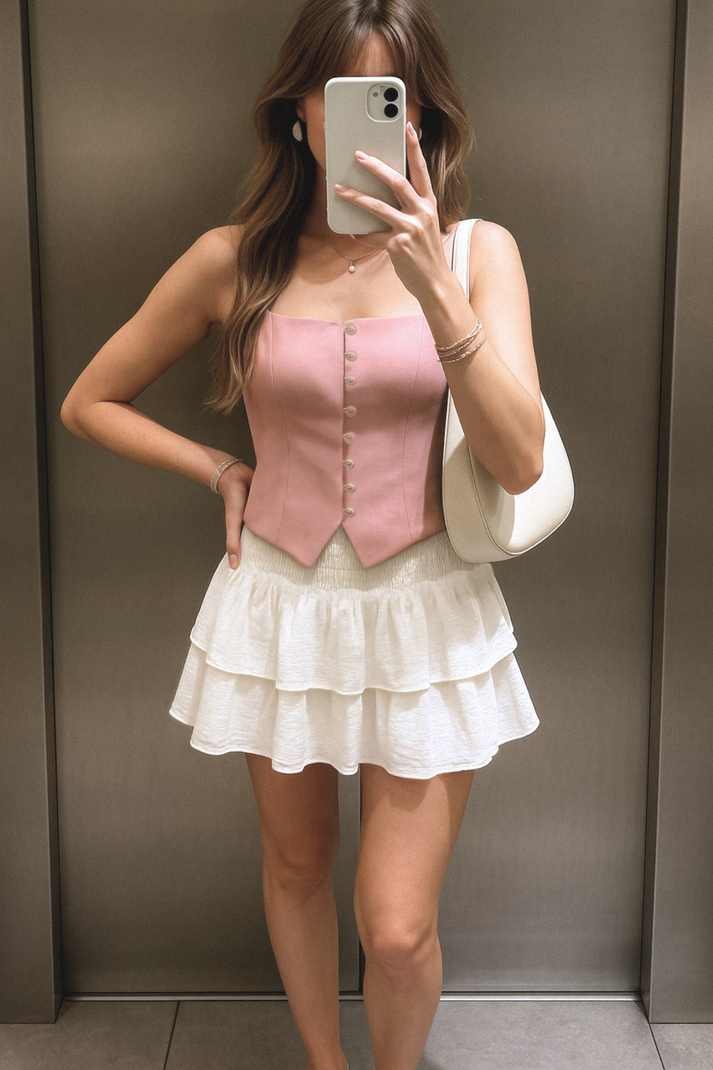 Falda short de corte en a, cintura alta elástica con pretina fruncida y capas de olanes en bajo.