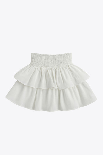 Falda short de corte en a, cintura alta elástica con pretina fruncida y capas de olanes en bajo.