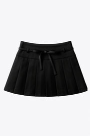 Falda short corto tableado, de corte en a, cintura alta con pretina, trabillas y lazo amarrable del tejido. Detalle de tableado en bajo y cierre lateral con cremallera oculta.