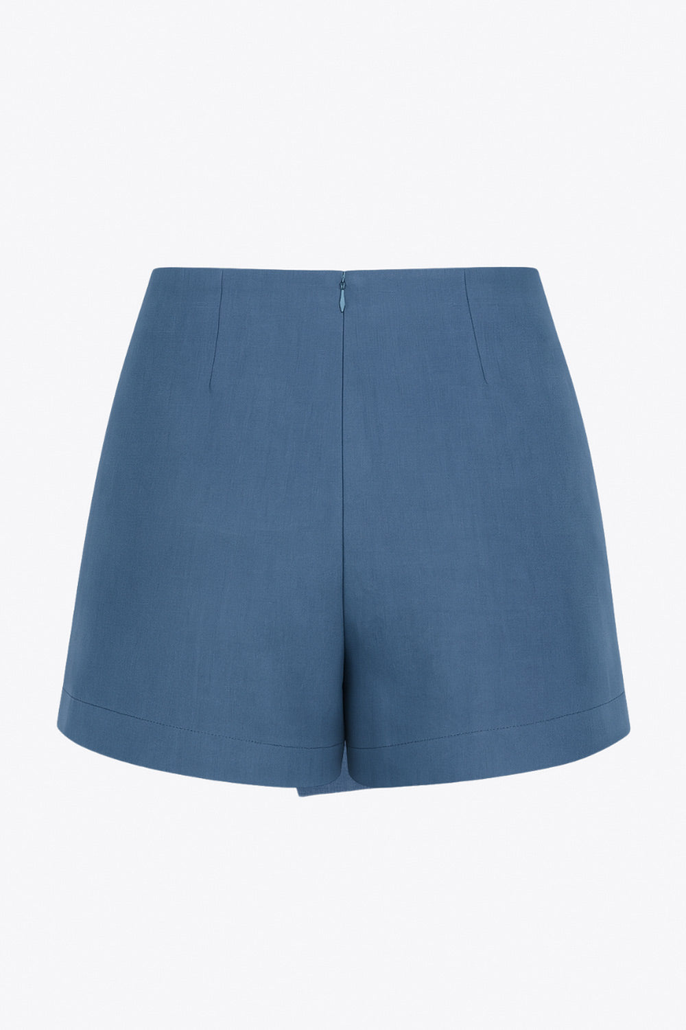 Falda short corto de fit ajustado, cintura alta, cruce frontal con nudo y plisados decorativos frontales. Cierre posterior con cremallera oculta.