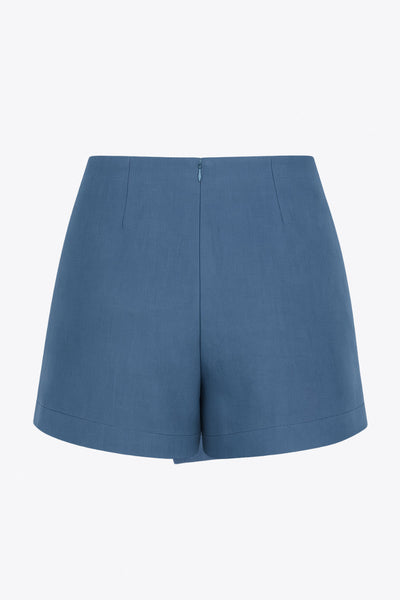 Falda short corto de fit ajustado, cintura alta, cruce frontal con nudo y plisados decorativos frontales. Cierre posterior con cremallera oculta.