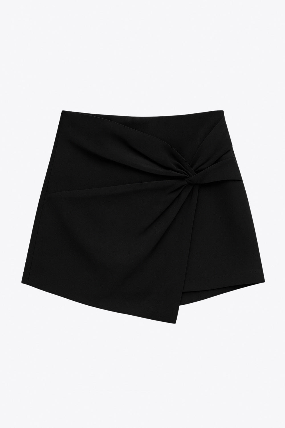 Falda short corto de fit ajustado, cintura alta, cruce frontal con nudo y plisados decorativos frontales. Cierre posterior con cremallera oculta.