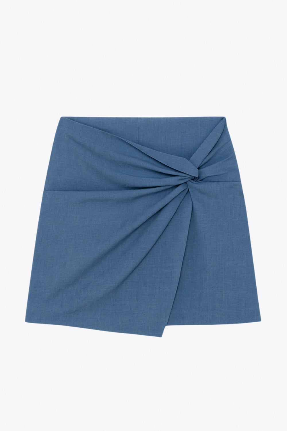 Falda short corto de fit ajustado, cintura alta, cruce frontal con nudo y plisados decorativos frontales. Cierre posterior con cremallera oculta.