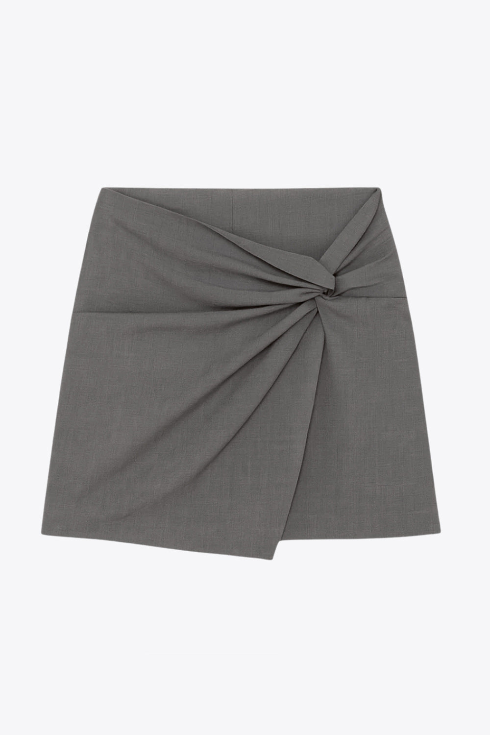 Falda short corto de fit ajustado, cintura alta, cruce frontal con nudo y plisados decorativos frontales. Cierre posterior con cremallera oculta.