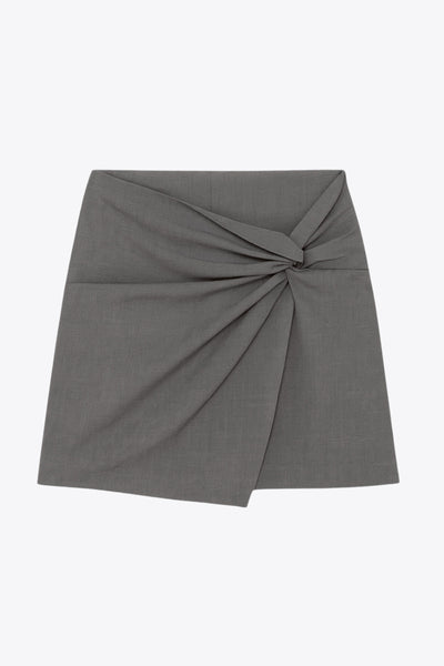 Falda short corto de fit ajustado, cintura alta, cruce frontal con nudo y plisados decorativos frontales. Cierre posterior con cremallera oculta.