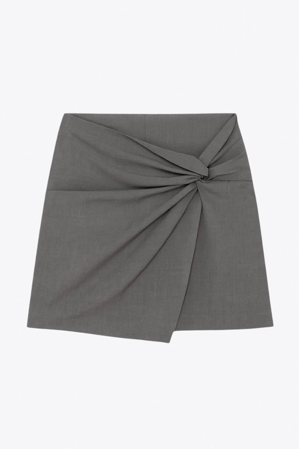 Falda short corto de fit ajustado, cintura alta, cruce frontal con nudo y plisados decorativos frontales. Cierre posterior con cremallera oculta.