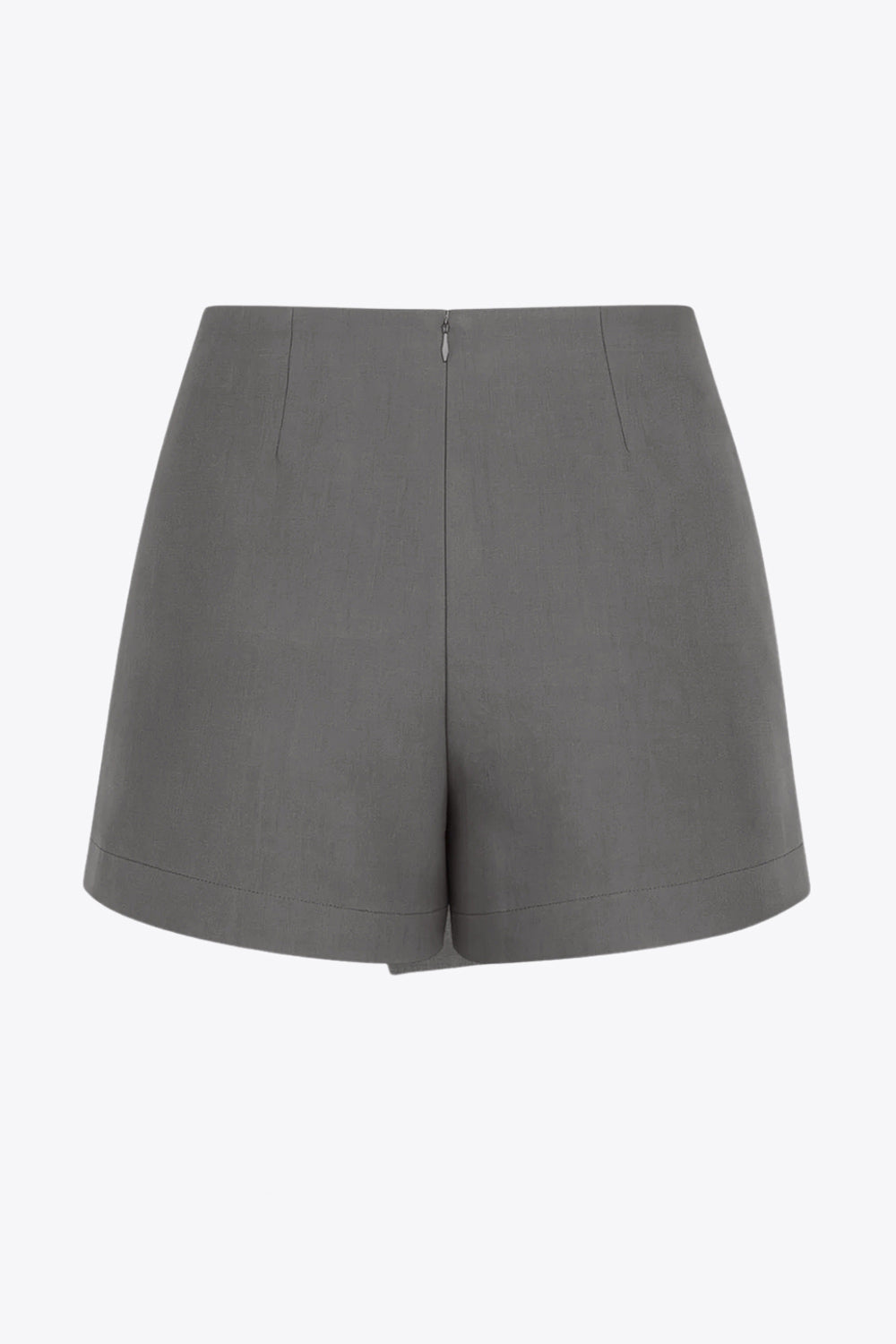 Falda short corto de fit ajustado, cintura alta, cruce frontal con nudo y plisados decorativos frontales. Cierre posterior con cremallera oculta.