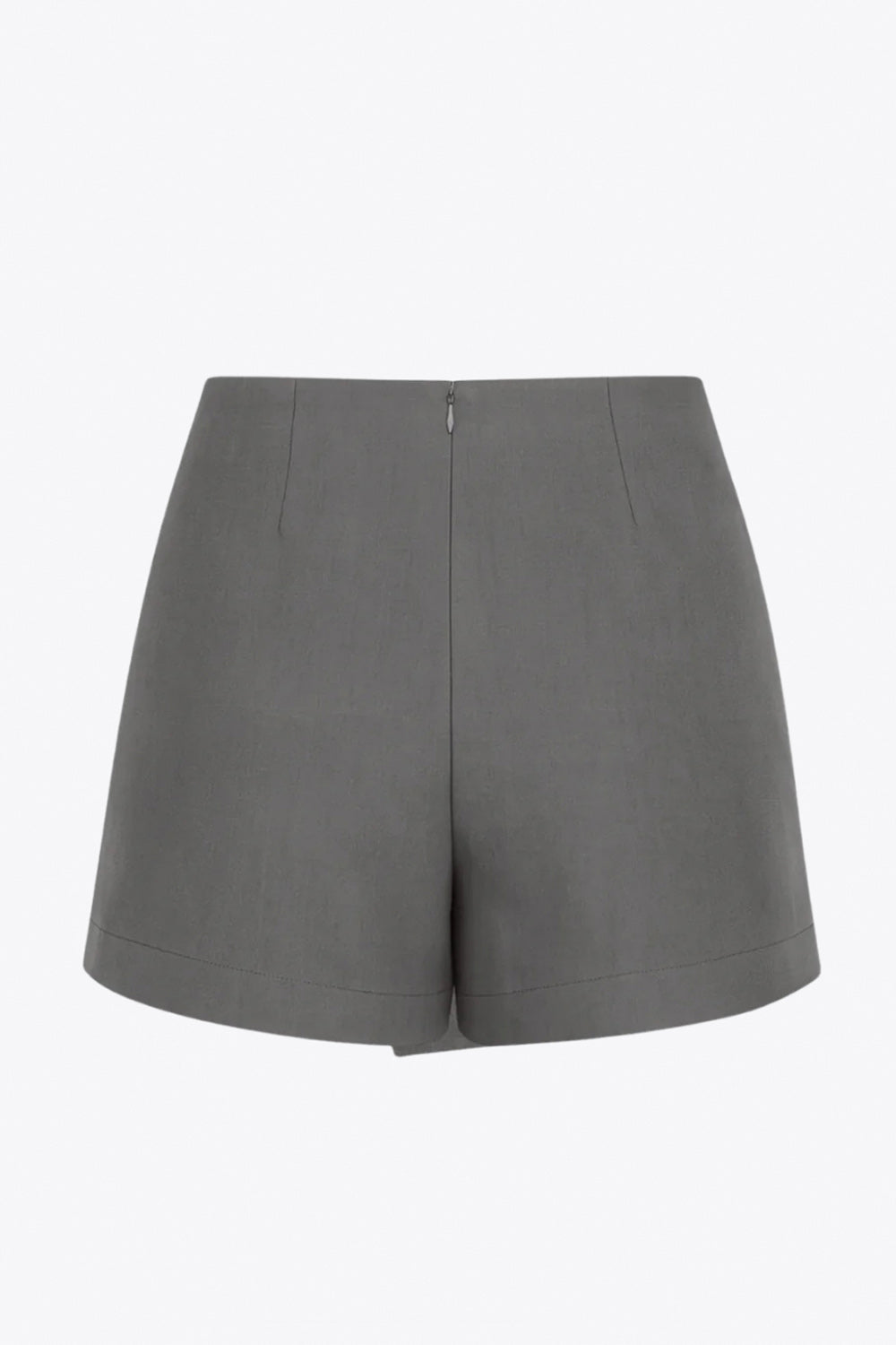 Falda short corto de fit ajustado, cintura alta, cruce frontal con nudo y plisados decorativos frontales. Cierre posterior con cremallera oculta.