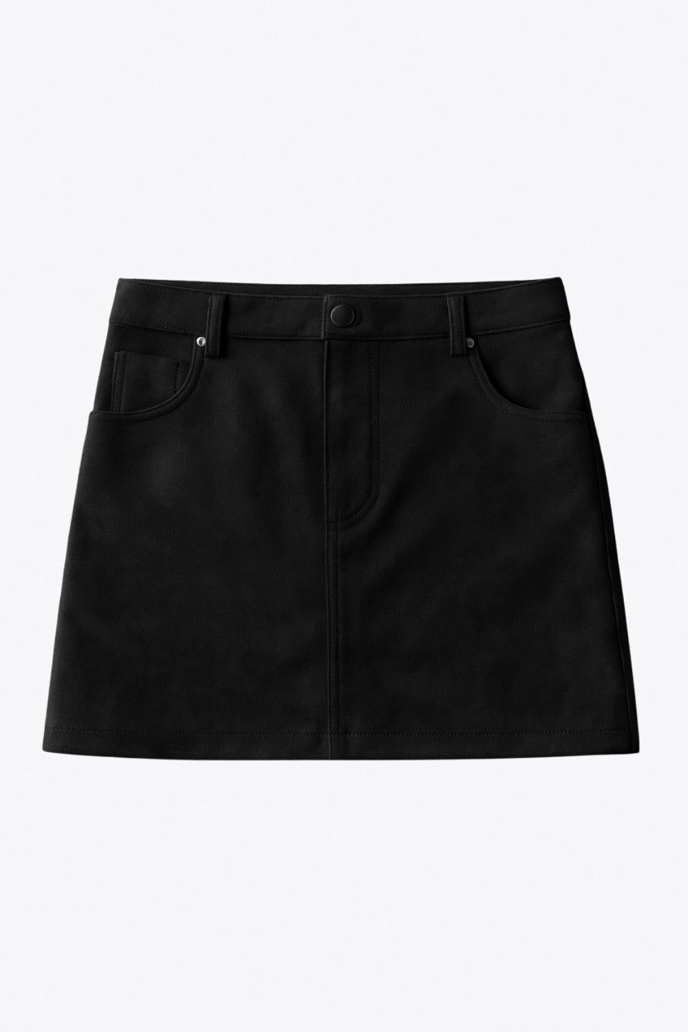 Falda short corto de gamuza, fit ajustado, cintura alta con pretina y trabillas, bolsillos delanteros, cierre frontal con botón y cremallera oculta.