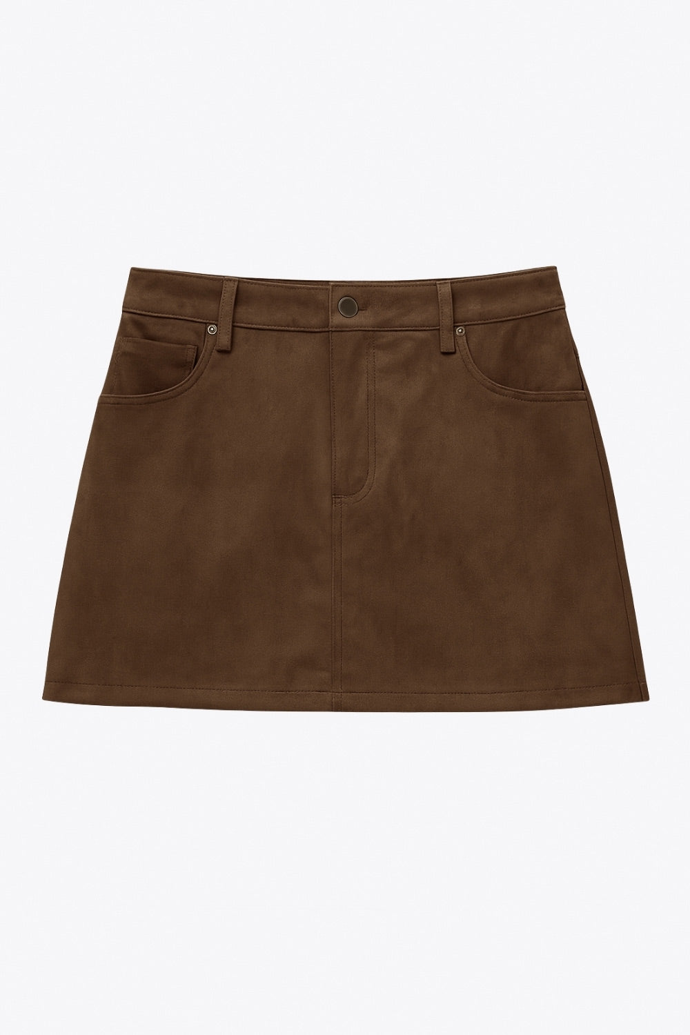 Falda short corto de gamuza, fit ajustado, cintura alta con pretina y trabillas, bolsillos delanteros, cierre frontal con botón y cremallera oculta.