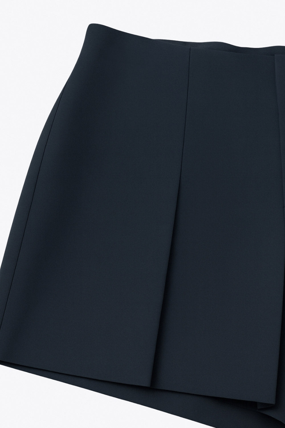 Falda short corto de cintura alta con pinzas y tableado frontal, corte en a, vivos decorativos posteriores y cierre lateral con cremallera oculta.