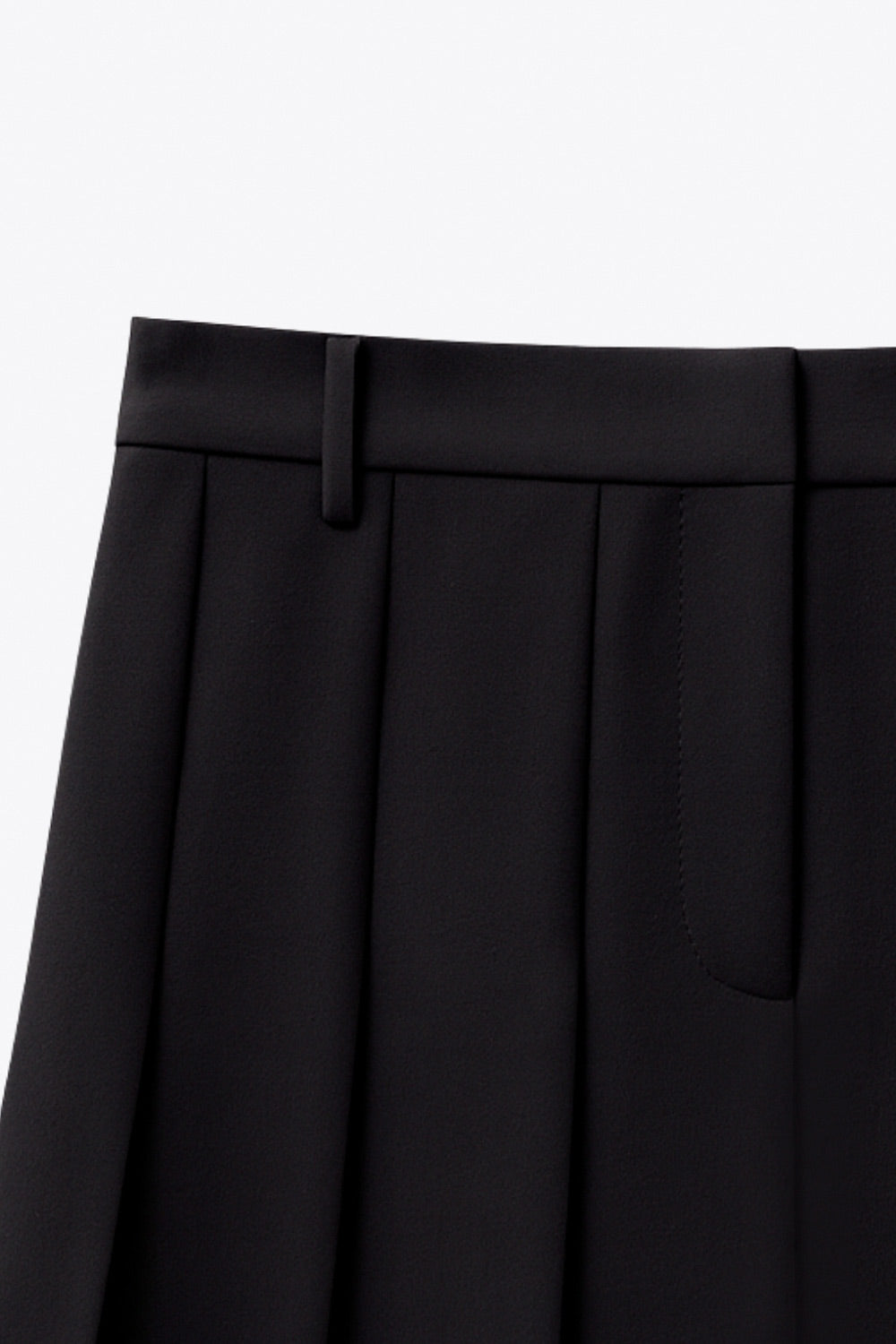 Falda short corto tableado, de cintura alta con pretina y trabillas, corte en a, cierre frontal con broche y cremallera ocultos.