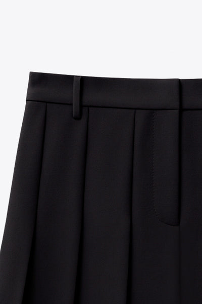 Falda short corto tableado, de cintura alta con pretina y trabillas, corte en a, cierre frontal con broche y cremallera ocultos.