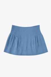 Falda short corto de cintura alta elástica, corte en a, fruncidos con plisados en costados y detalle de textura en tejido.