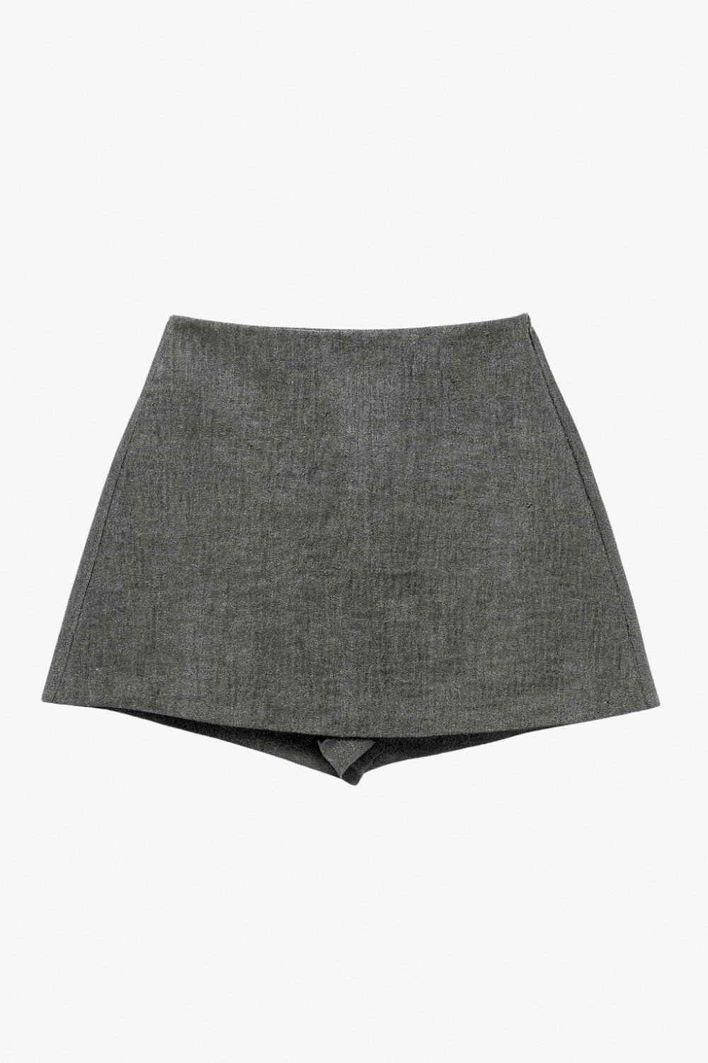 Falda short corto de fit ajustado, cintura alta, vivos decorativos posteriores y cierre lateral con cremallera oculta.
